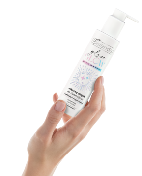 Dłoń trzyma białą tubkę Bielenda Glaze & Glow olejku do demakijażu. Nawilżająco-oczyszczający kosmetyk z efektem glazed skin.
