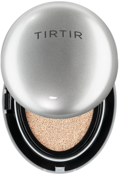 Otwarty srebrny kompakt TIRTIR Mask Fit Aura Cushion Mini 17C Porcelain, widok z góry na beżowy nawilżający podkład.
