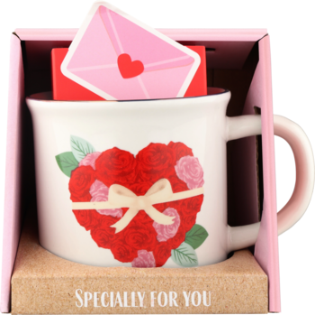 Biały kubek walentynkowy z dużym sercem z czerwonych róż, w otwartym różowym pudełku prezentowym, z kopertą.