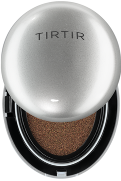 Otwarty, srebrny kompakt nawilżającego podkładu TIRTIR Mask Fit Aura Cushion Mini 51N Fudge, widok z góry.