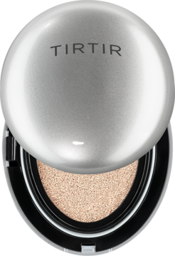 TIRTIR Mask Fit Aura Cushion, nawilżający podkład 15C Fair Porcelain. Srebrny kompakt otwarty, widoczna beżowa gąbeczka.
