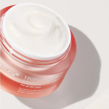 Krem do twarzy Triple Collagen Cream w otwartym różowym słoiku, z widoczną białą, gęstą konsystencją.