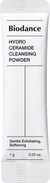 Biała saszetka Biodance Hydro Ceramide Cleansing Powder, widok z przodu. Puder do łagodnego złuszczania i zmiękczania.
