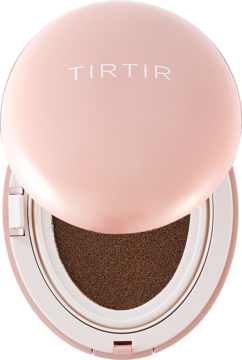 Jasnoróżowy, otwarty kompakt TIRTIR Mask Fit All Cover Cushion Mini 51N Fudge, widoczny ciemny matowy podkład.