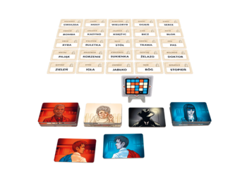 Gra planszowa Tajniacy: widok z góry na rozłożone karty z kryptonimami i postaciami agentów na planszy.