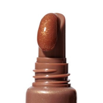 Zbliżenie na peptydowy tint do ust Ginger Glow w kolorze brązowym ze złotymi drobinkami na aplikatorze.