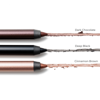 Trzy kredki Satin Kajal: Dark Chocolate, Deep Black, Cinnamon Brown z długimi swatchami na białym tle.