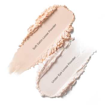 Brightening Silk Under Eye Loose Powder: próbka jasnego pudru pod oczy i beżowego Soft Satin na białym tle.