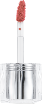 Zbliżenie na aplikator mini tintu TIRTIR Heart Berry, różowy produkt na końcówce, widoczne srebrne opakowanie.