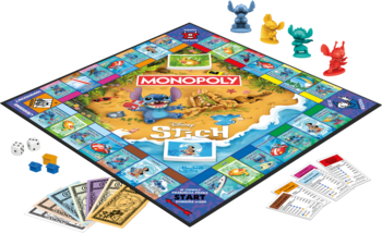 Gra planszowa Monopoly Stitch: plansza plażowa, kolorowe figurki Stitcha, pieniądze, karty, kości, widok z góry pod kątem.
