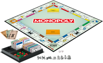 Gra planszowa Monopoly z rozłożoną planszą, banknotami, domkami, hotelami i kartami w eleganckiej tacce.