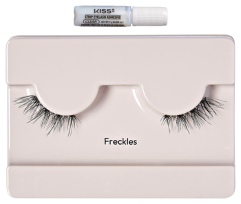 Zestaw: czarne sztuczne rzęsy KISS Freckles w różowej tacce i klej. Widok z góry, naturalny efekt rzęs.