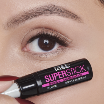 KISS Superstick Black klej do rzęs na tle oka. Czarna tubka z białym aplikatorem, mocne trzymanie.