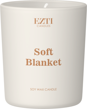 Biała świeca sojowa EZTI CANDLES Soft Blanket w cylindrycznym szklanym słoiku, z brązowym napisem, widok z przodu.