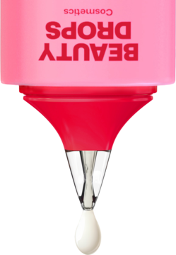BEAUTY DROPS serum łagodzące zaczerwienienia, zbliżenie na kroplę z aplikatora różowej tubki.