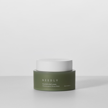 Regenerujący krem NEEDLY Cicachid Relief Cream w zielonym słoiku z białym wieczkiem, widok z przodu.
