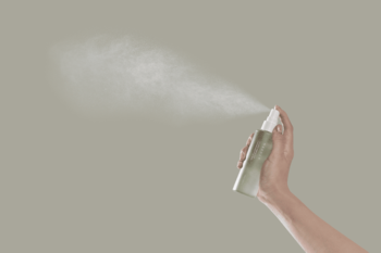 Dłoń trzyma przezroczystą butelkę NEEDLY Cicachid Relaxing Mist, z której unosi się lekka mgiełka.