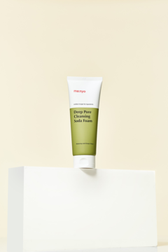 Zielona tubka pianki do mycia twarzy z sodą man:yo Deep Pure Cleansing Soda Foam, na białym bloku.