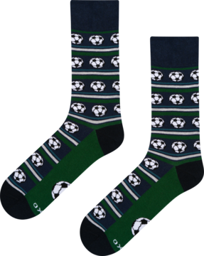 Para skarpet piłkarskich w paski, granatowych z zielonymi wstawkami i białymi piłkami, widok z góry.