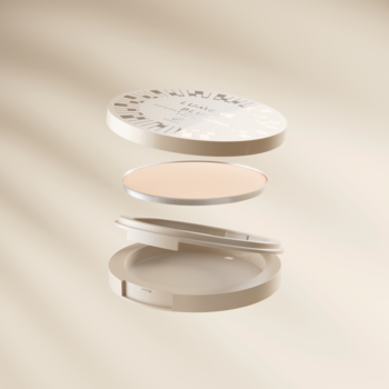 Lumene Blur 0 jasny podkład w pudrze SPF 15, rozłożone opakowanie unosi się nad jasnym tłem, podkreśla gładką skórę.