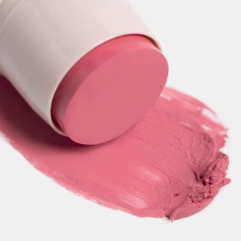 Lumene róż multifunkcyjny w sztyfcie Cool Pink, zbliżenie na różowy sztyft i kremową smugę.