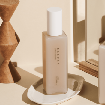 Tonik Needly pH Balancing Toner w jasnobeżowej butelce z białym korkiem, widok z przodu, na jasnym tle.