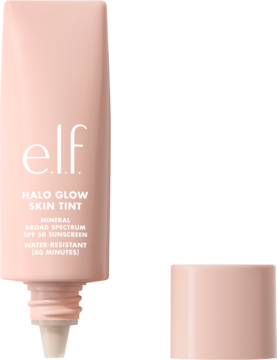 e.l.f. Halo Glow Skin Tint SPF 50 w jasnoróżowej tubce, mineralny filtr, wodoodporny, nakrętka obok.