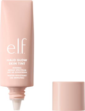 e.l.f. Halo Glow Skin Tint SPF 50, beżowo-różowa tubka z odkręconą nakrętką na jednolitym jasnoróżowym tle.