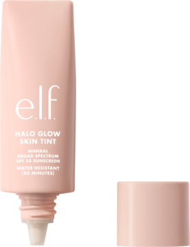 Różowy e.l.f. Halo Glow Skin Tint SPF 50, nawilżający mineralny tint w tubce z pompką, obok leży zakrętka.