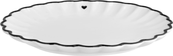 Biała, falowana forma do pieczenia tarty z czarnym rantem i subtelnym czarnym sercem, widok pod lekkim kątem.