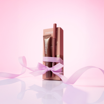 Zestaw Everybody London Spiced Latte: konturówka i balsam do ust w pudełku z różową wstążką na różowym tle.