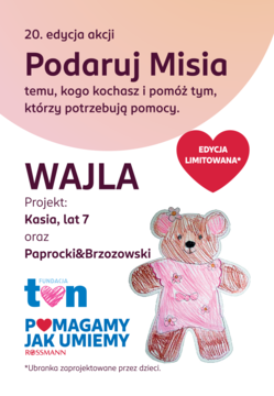 Biały plakat akcji "Podaruj Misia", 20. edycja, z rysunkiem misia w różowej sukience. Promuje pomoc i partnerów Rossmann, Fundację TVN.