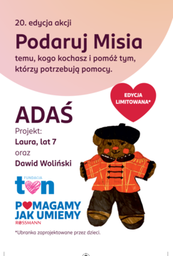 Plakat 20. edycji akcji Rossmann Podaruj Misia. Miś Adaś w pomarańczowo-brązowym stroju od Laury i Dawida Wolińskiego.