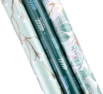 Trzy rolki świątecznego papieru do pakowania prezentów w zieleniach, ze wzorami gałązek, jagód i złotymi zdobieniami.