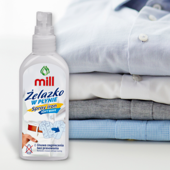 Mill Żelazko w płynie w białej butelce sprayu, przód, na tle złożonych koszul, do szybkiego wygładzania.