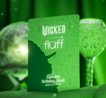 Zielona saszetka maski Elphaba Refining Mask, z napisem Wicked flaff i sylwetką wiedźmy, widok z przodu, zielone tło.