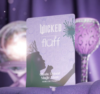 Maska do twarzy Glinda Upland Magic Mask w fioletowym opakowaniu z magiczną grafiką, na tle fioletowych dekoracji.