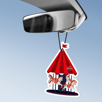Celulozowa zawieszka zapachowa, kształt karuzeli z końmi, czerwono-biała, wisi na lusterku.