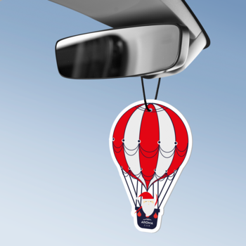 Czerwono-biała zawieszka zapachowa w kształcie balonu z Mikołajem, wisi na lusterku samochodowym.