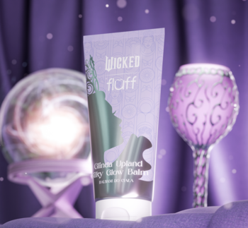 Balsam Glinda Upland Silky Glow w fioletowej tubie z zielonymi wzorami, dający efekt glow, na magicznym fioletowym tle.