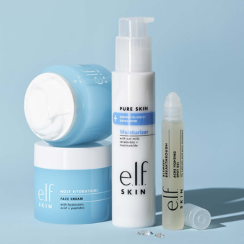 e.l.f. SKIN: bogaty krem nawilżający w niebieskich słoikach, biały nawilżacz i serum, na jasnoniebieskim tle.