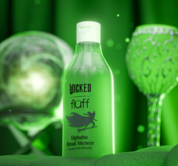 Świecąca, zielona butelka olejku pod prysznic Wicked Fluff Elphabas Ritual Wash z białą nakrętką, na magicznym tle.