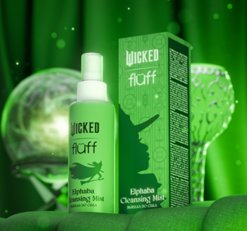 Zielona mgiełka do ciała Elphabas Cleansing Mist, butelka i pudełko z sylwetką wiedźmy, do detoxu i nawilżenia skóry.
