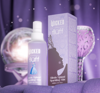 Glinda Upland Sparkling Mist: purpurowa mgiełka do ciała z brokatem w butelce i opakowaniu na fioletowym tle.