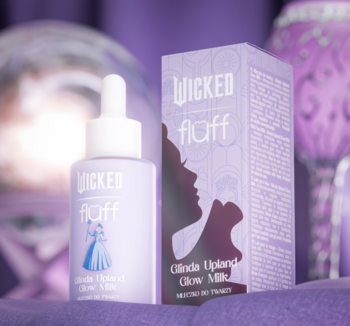 Fioletowe mleczko do twarzy Wicked Fluff Glinda Upland Glow Milk w butelce z zakraplaczem, obok pudełko z sylwetką.