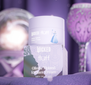 Krem do twarzy Wicked Fluff Glinda Upland Radiant Cream w białym słoiku z postacią i pudełkiem, z przodu.