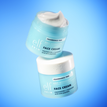 Dwa niebieskie słoiczki kremu e.l.f. Holy Hydration! Fragrance-Free, jeden na drugim, z widocznym kremem, na błękitnym tle.