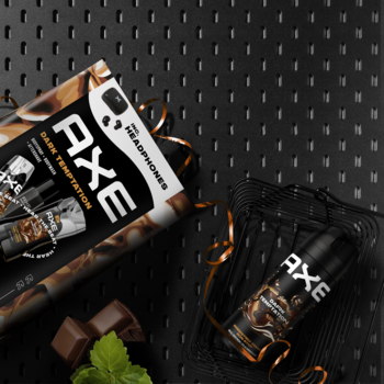 Axe Dark Temptation zestaw dla mężczyzn z dezodorantem, słuchawkami, czekoladowym zapachem na ciemnym tle.