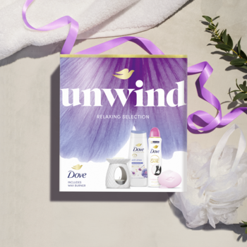 Zestaw prezentowy Dove Unwind Relaxing Selection, fioletowo-białe pudełko z żelem, mydłem, antyperspirantem i kominkiem.