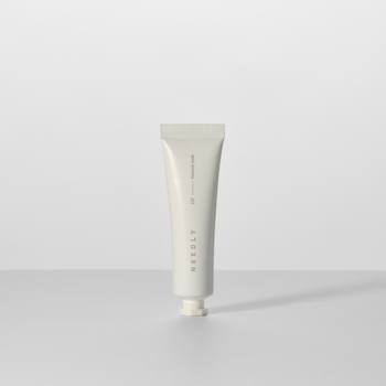 Jasnobeżowa, matowa tubka kremu do rąk Needly Sensory Heavenly Musk, widok z przodu. Zawiera masło shea, nawilżający.